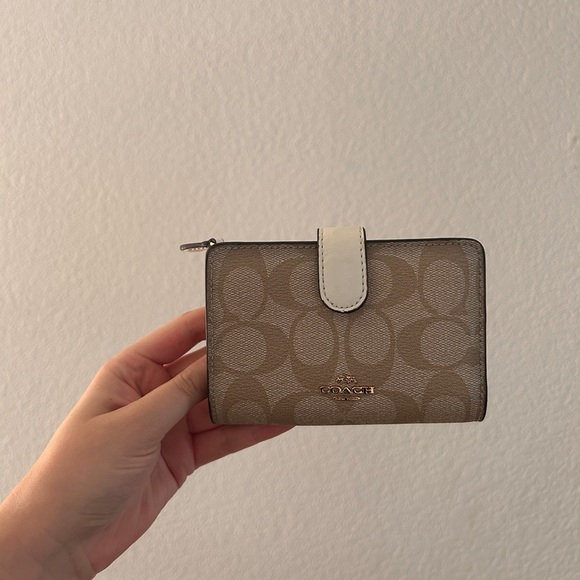 Coach Corner Zip Wallet in Signature- Like New - Picture 12 of 16